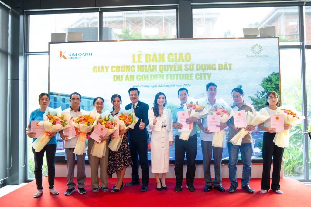 Kim Oanh Group bàn giao Giấy chứng nhận Quyền sử dụng đất dự án Golden Future City