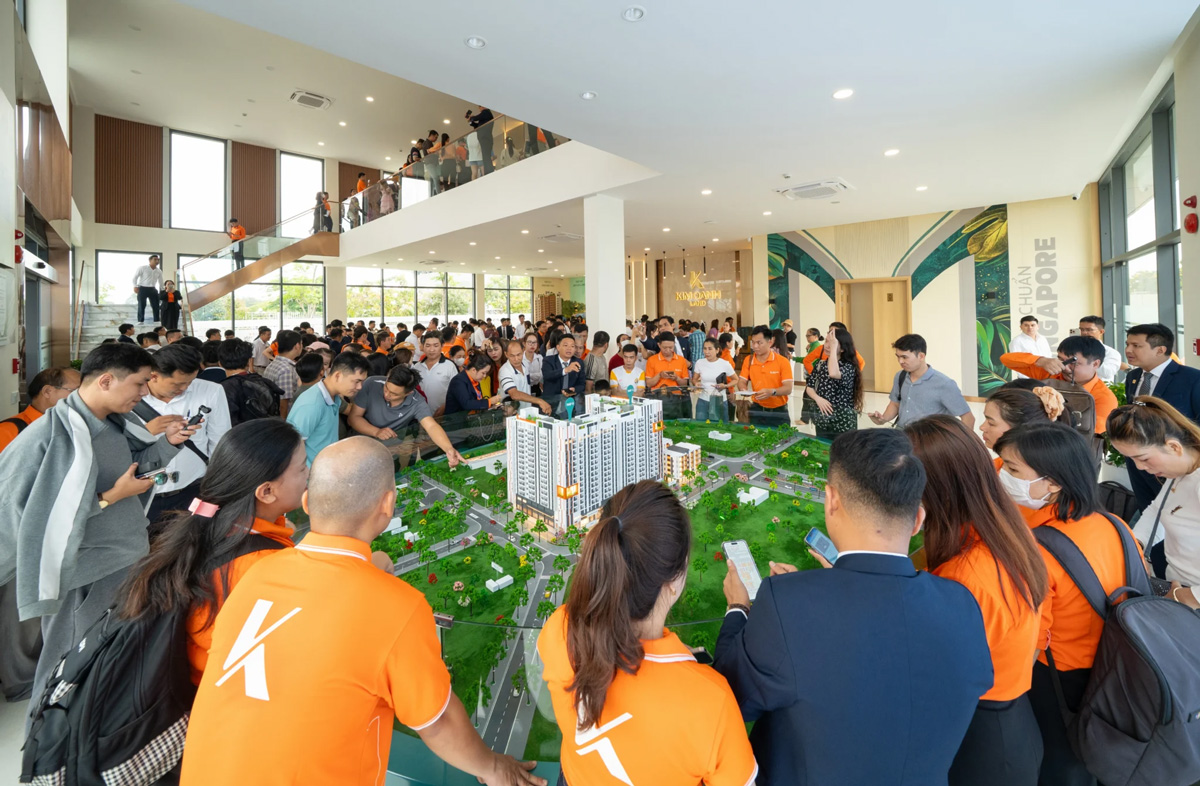 600 khách hàng trải nghiệm căn hộ mẫu K-Home Midtown trong ngày đầu khai trương
