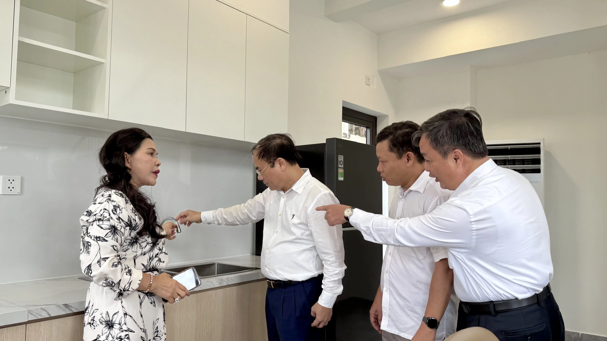 Thứ trưởng Bộ Xây dựng Nguyễn Văn Sinh (thứ 2 từ trái qua) khảo sát căn mẫu NƠXH của Tập đoàn Kim Oanh ẢNH: ĐỖ TRƯỜNG