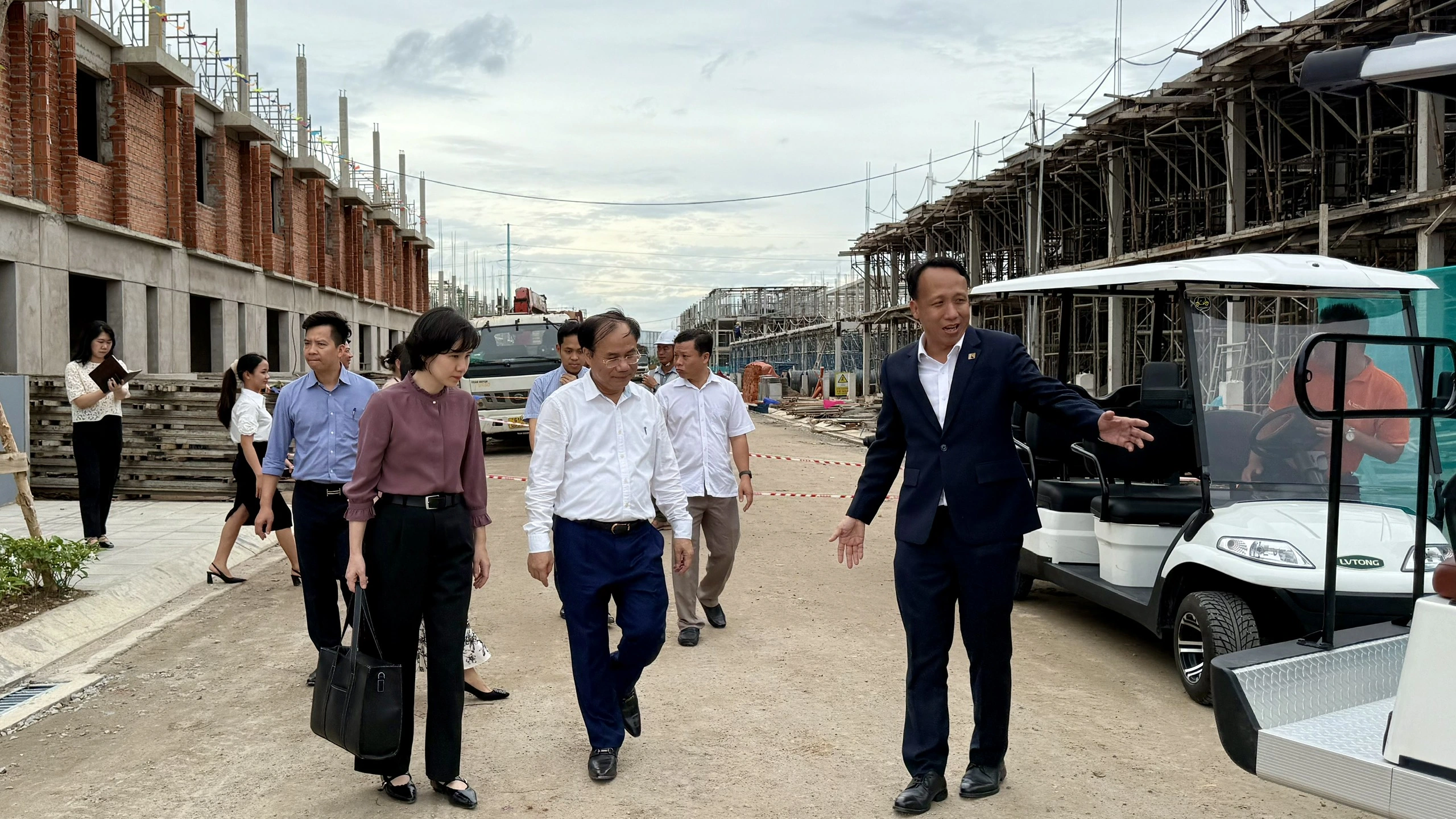 Trên công trường xây dựng NƠXH ẢNH: ĐỖ TRƯỜNG