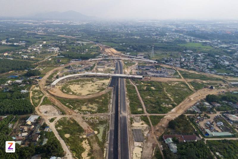 Nút giao Tân Hiệp thuộc dự án thành phần 2 dự án cao tốc Biên Hòa - Vũng Tàu đang được triển khai thi công thần tốc. Ảnh: Quỳnh Danh.