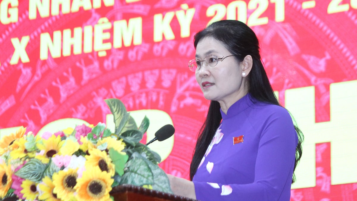 Bà Tôn Ngọc Hạnh - Ủy viên dự khuyết Trung ương Đảng, Phó Bí thư Thường trực Tỉnh ủy, Chủ tịch HĐND tỉnh phát biểu bế mạc kỳ họp. Ảnh: Nguyên Vỹ