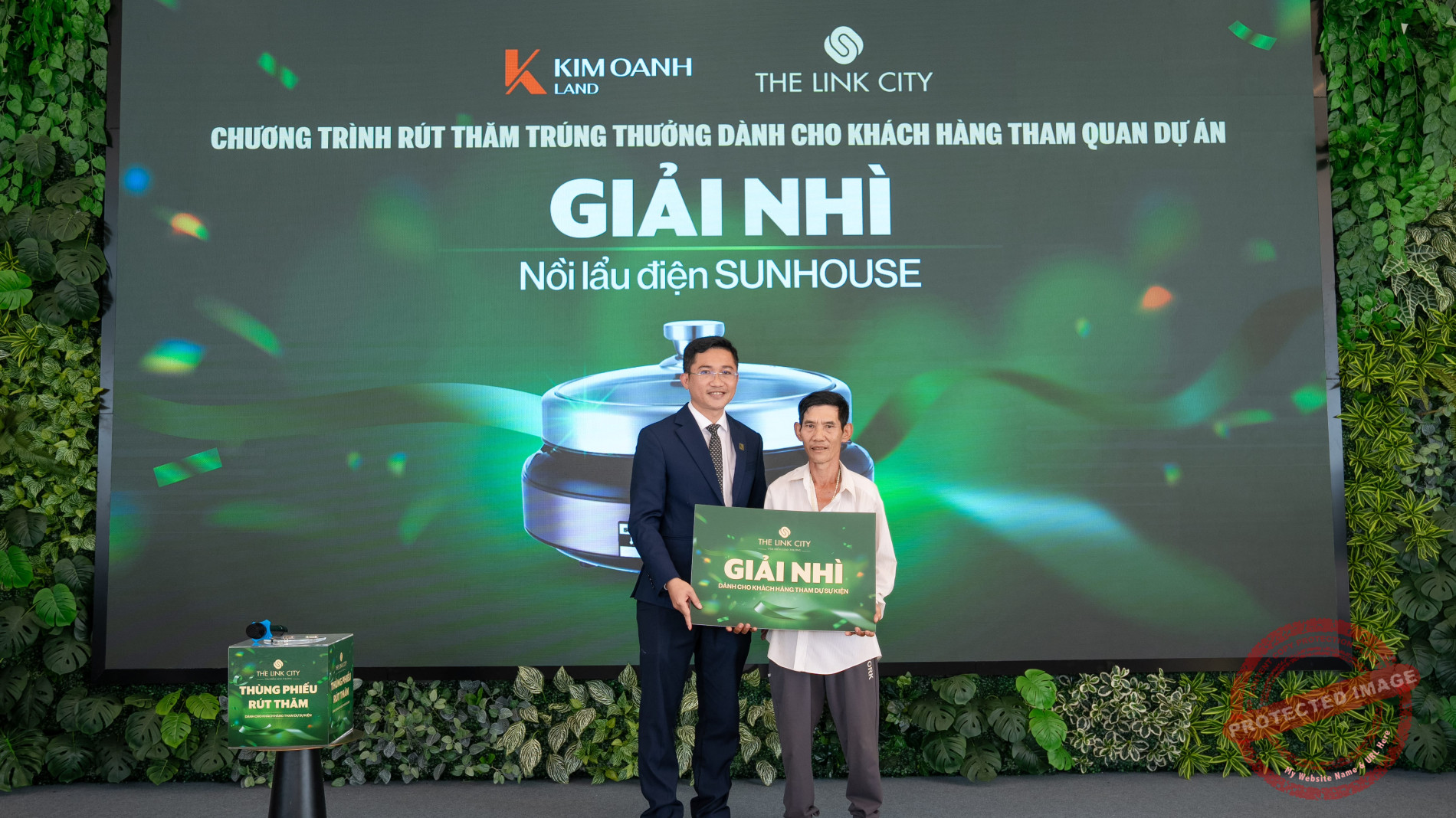 Ông Phạm Xuân Hiệp - Giám đốc Chi nhánh Cộng Hòa trao giải Nhì là nồi lẩu điện Sunhouse đến khách hàng tham quan dự án.