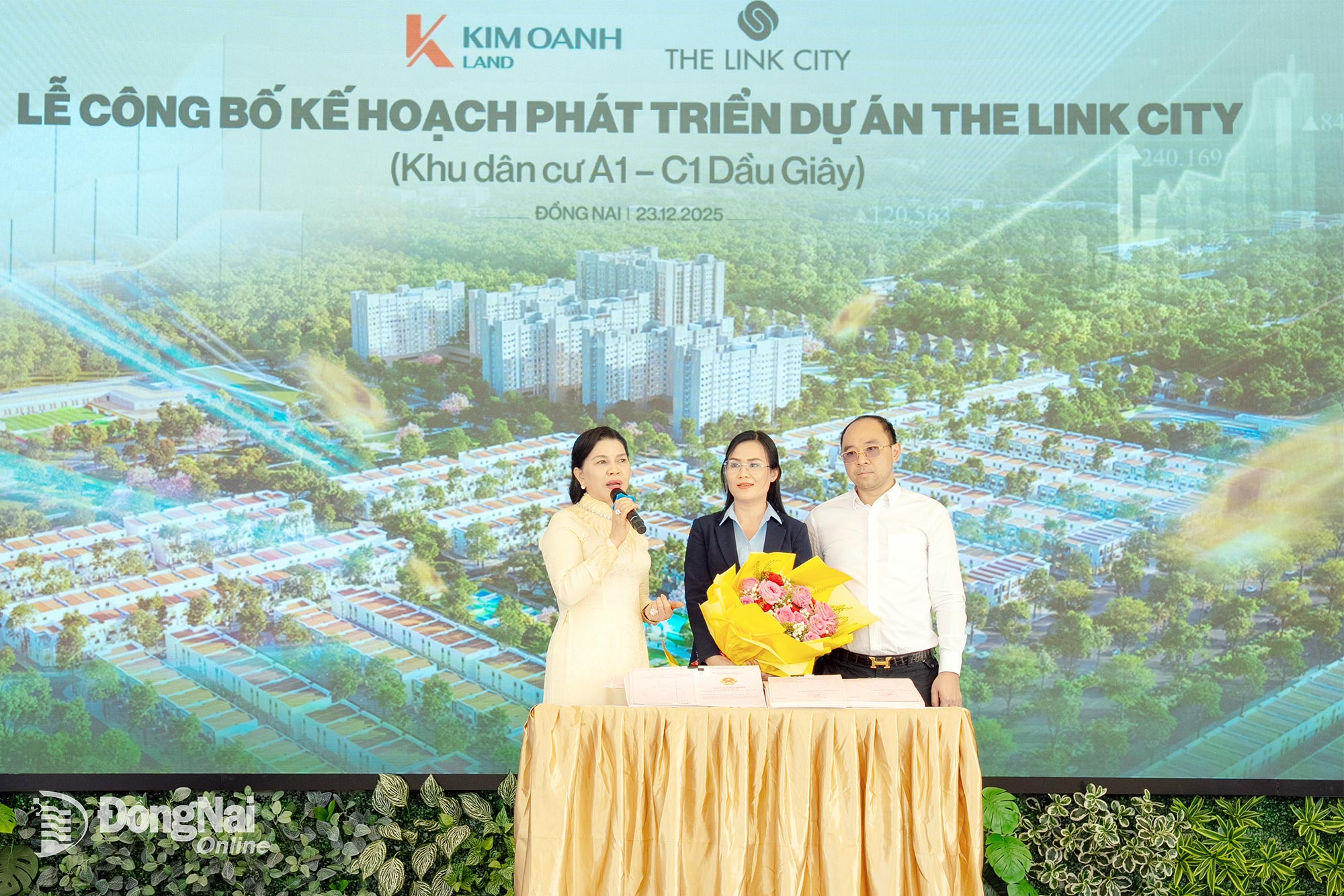 Bà Đặng Thị Kim Oanh, Chủ tịch Hội đồng quản trị, kiêm Tổng Giám đốc Kim Oanh Group cùng Ban lãnh đạo Công ty TNHH Đầu tư Phú Việt Tín và VietinBank chi nhánh Biên Hòa công bố Giấy chứng nhận quyền sử dụng đất của The Link City. Ảnh: ĐVCC