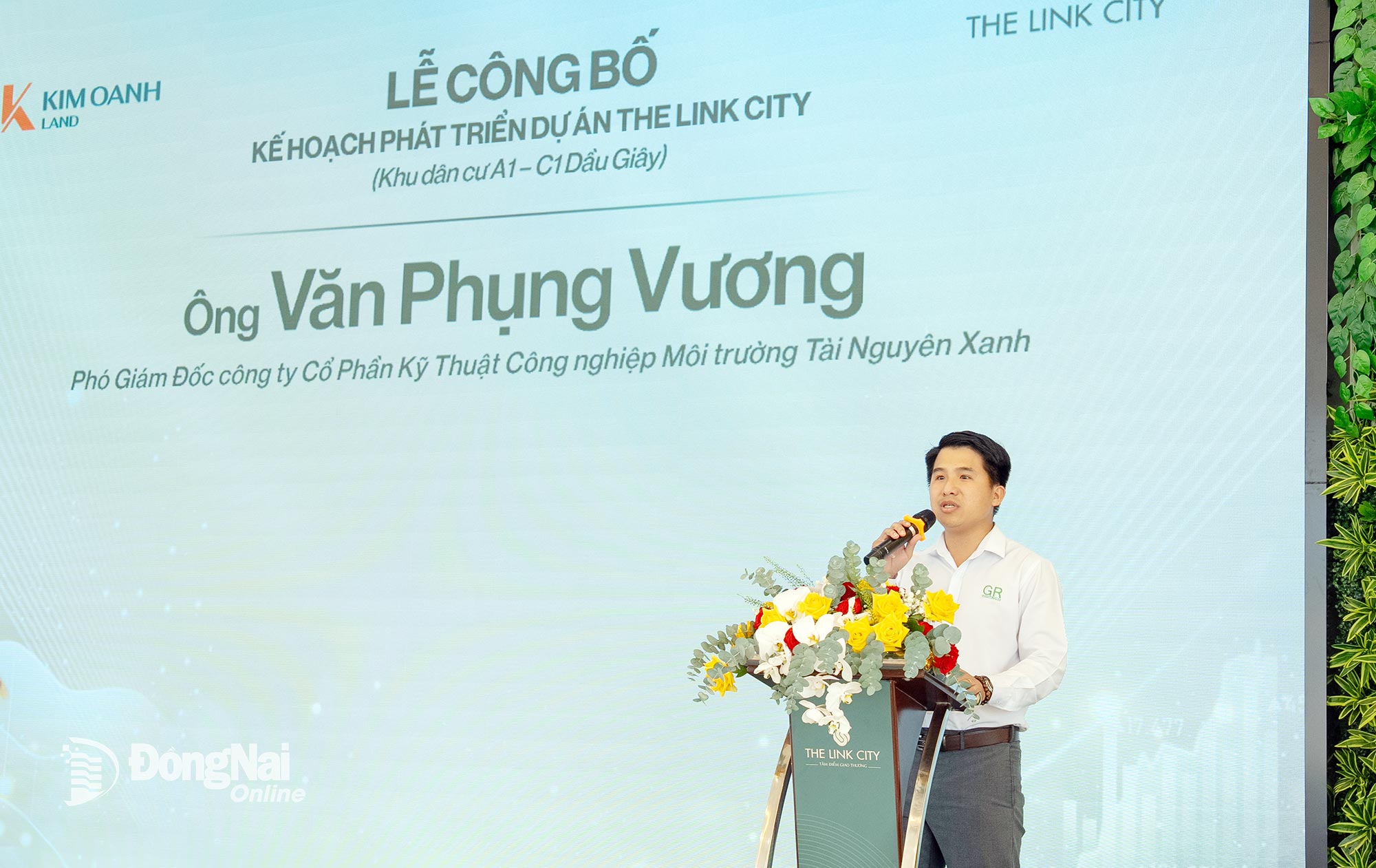 Ông Văn Phụng Vương, Phó Giám đốc Công ty cổ phần Kỹ thuật Công nghiệp Môi trường Tài Nguyên Xanh chia sẻ về tiến độ xây dựng hạ tầng kỹ thuật dự án The Link City. Ảnh: ĐVCC