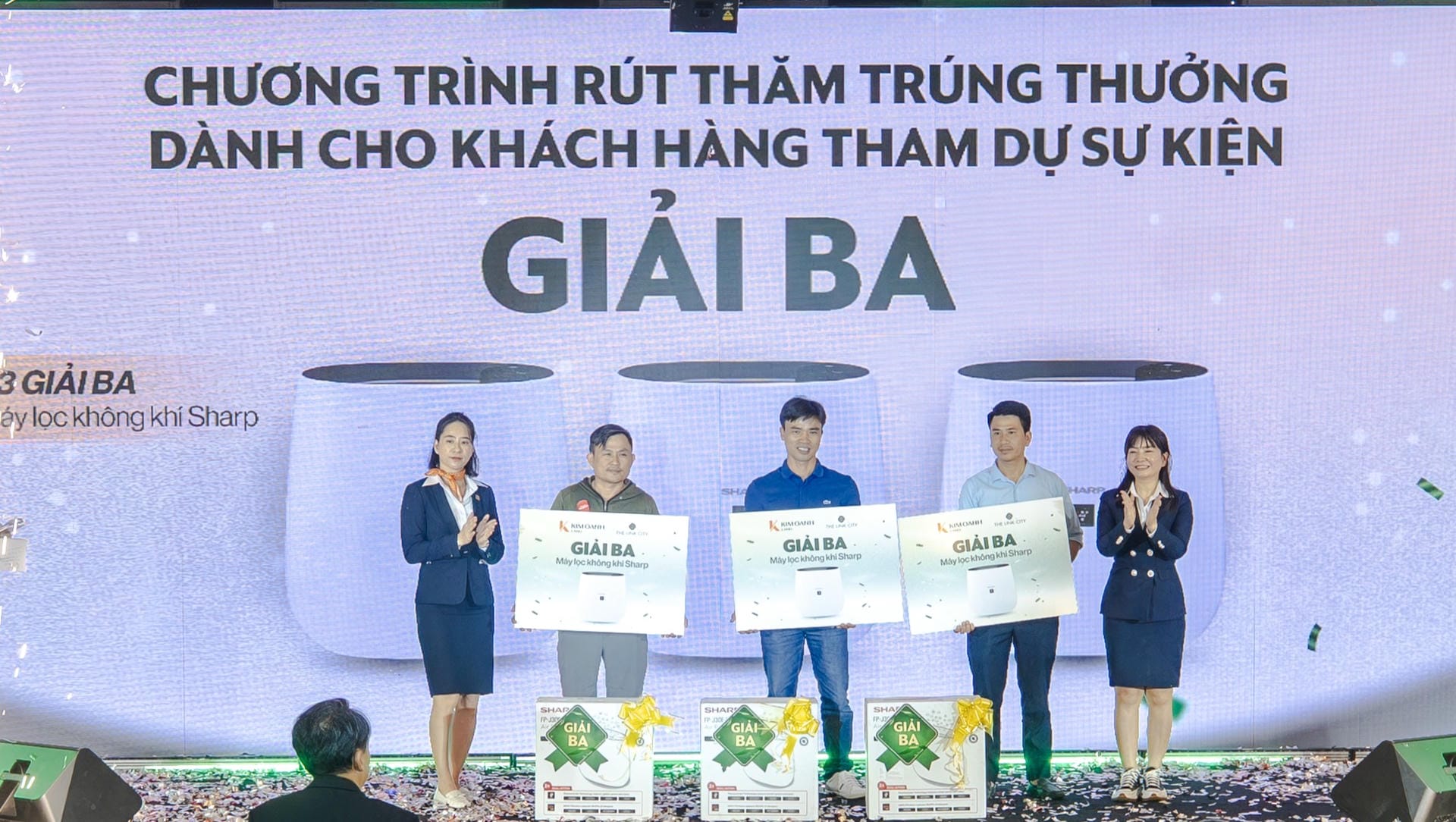 Bà Nguyễn Huỳnh Như và bà Lê Thị Hạnh – Giám Đốc Chi nhánh Thành Phố Mới trao giải Ba là máy lọc không khí Sharp đến 3 khách hàng may mắn