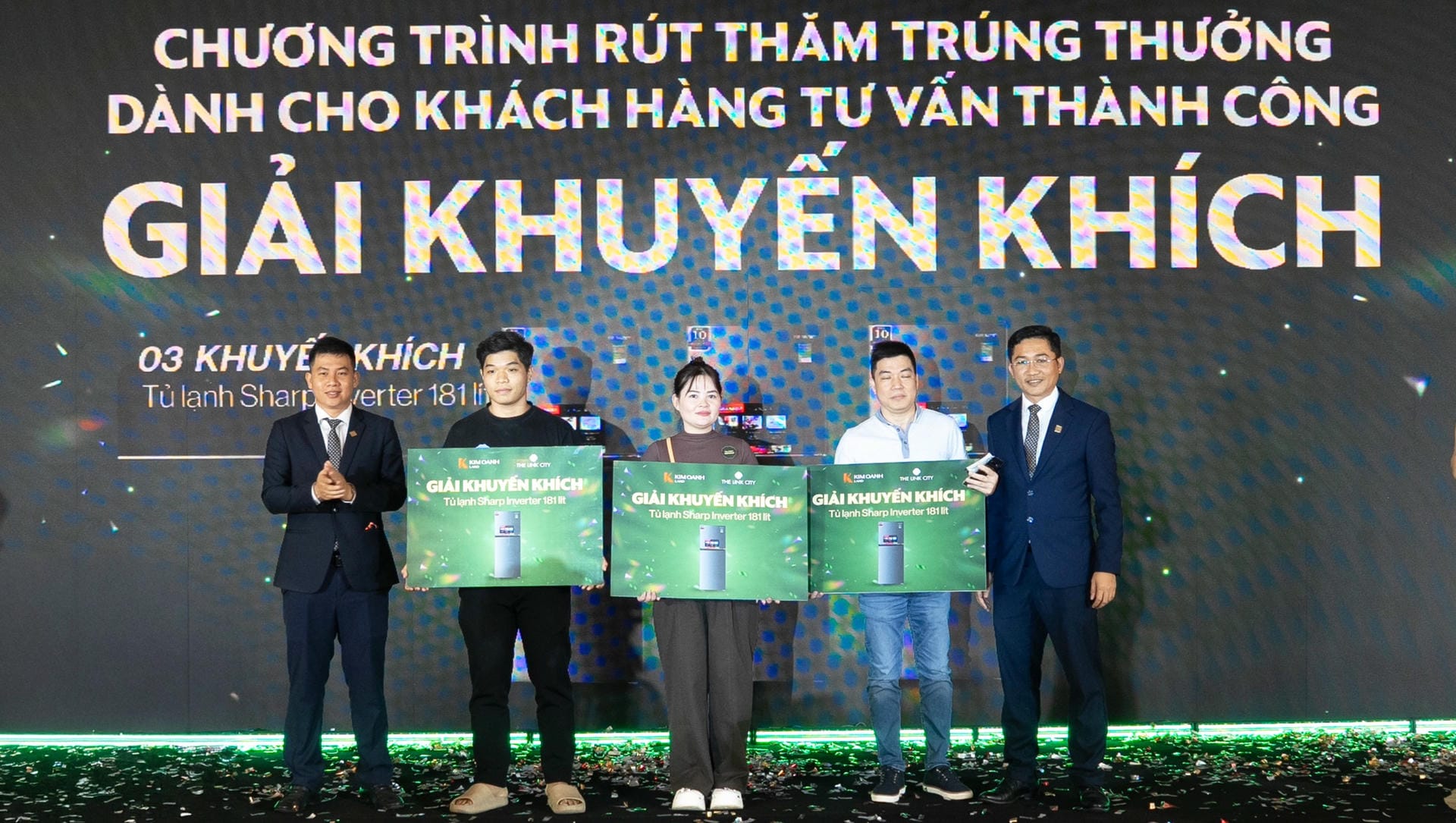 Ông Phạm Xuân Hiệp – Giám Đốc Chi nhánh Cộng Hòa và ông Trịnh Thanh Tuấn – Giám đốc Chi nhánh Điện Biên Phủ trao giải Khuyến khích là tủ lạnh Sharp Inverter 181 lít đến 3 khách hàng may mắn