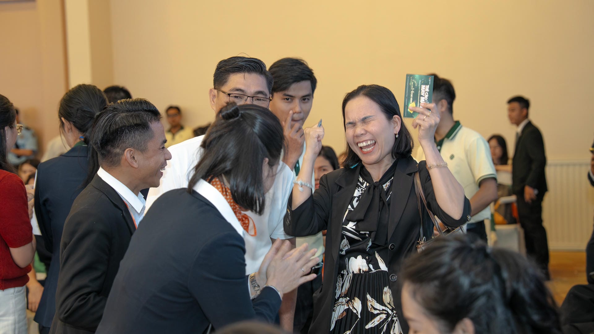 Niềm vui của một khách hàng may mắn nhận được thẻ cào trị giá 6 chỉ vàng