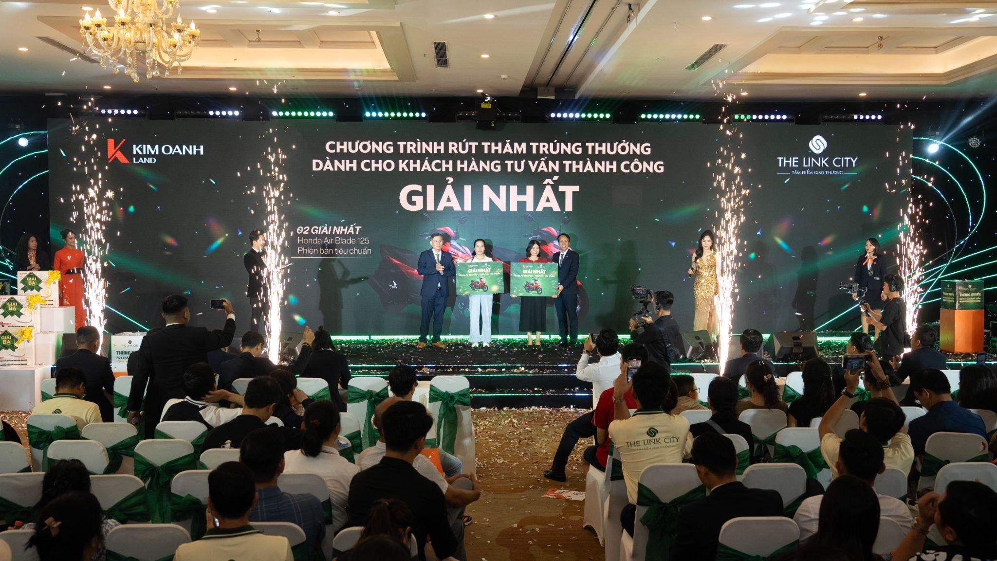 Ông Tôn Thất Khiêm và ông Nguyễn Lương Thọ trao giải Nhất là một xe Honda Air Blade 125 phiên bản tiêu chuẩn đến khách hàng tư vấn thành công