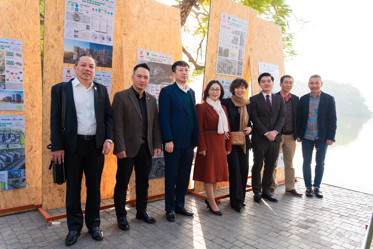 Ông Nguyễn Đức Lợi và ông Trần Đăng Toàn chụp hình lưu niệm cùng quan khách tại sự kiện (Ảnh: Kim Oanh Group).