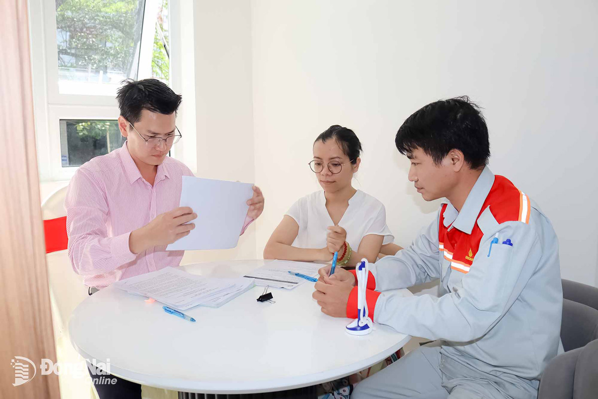 Vợ chồng chị Hà Thị Thùy Trang (ở phường Long Hưng) làm thủ tục vay vốn ưu đãi mua nhà. Ảnh: Hoàng Lộc