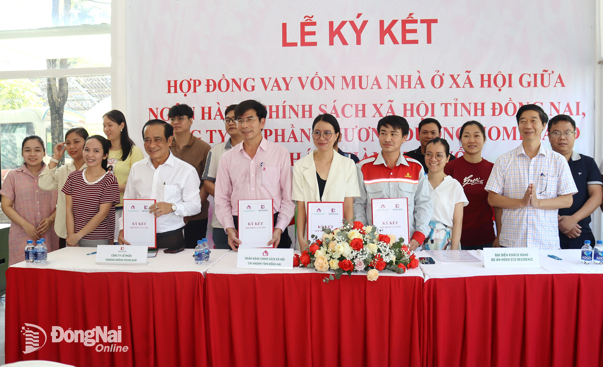 Đại diện ngân hàng, chủ đầu tư dự án nhà ở xã hội phường Long Hưng và khách hàng ký cam kết vay vốn mua nhà. Ảnh: Hoàng Lộc