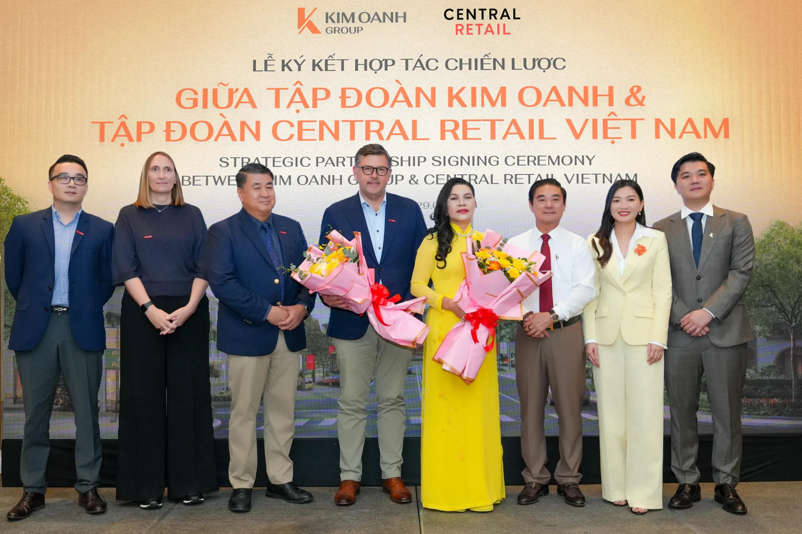 Ban lãnh đạo Kim Oanh Group và Central Retail Việt Nam chụp ảnh lưu niệm tại lễ ký kết, đánh dấu bước ngoặt phát triển mới của hai thương hiệu đầu ngành