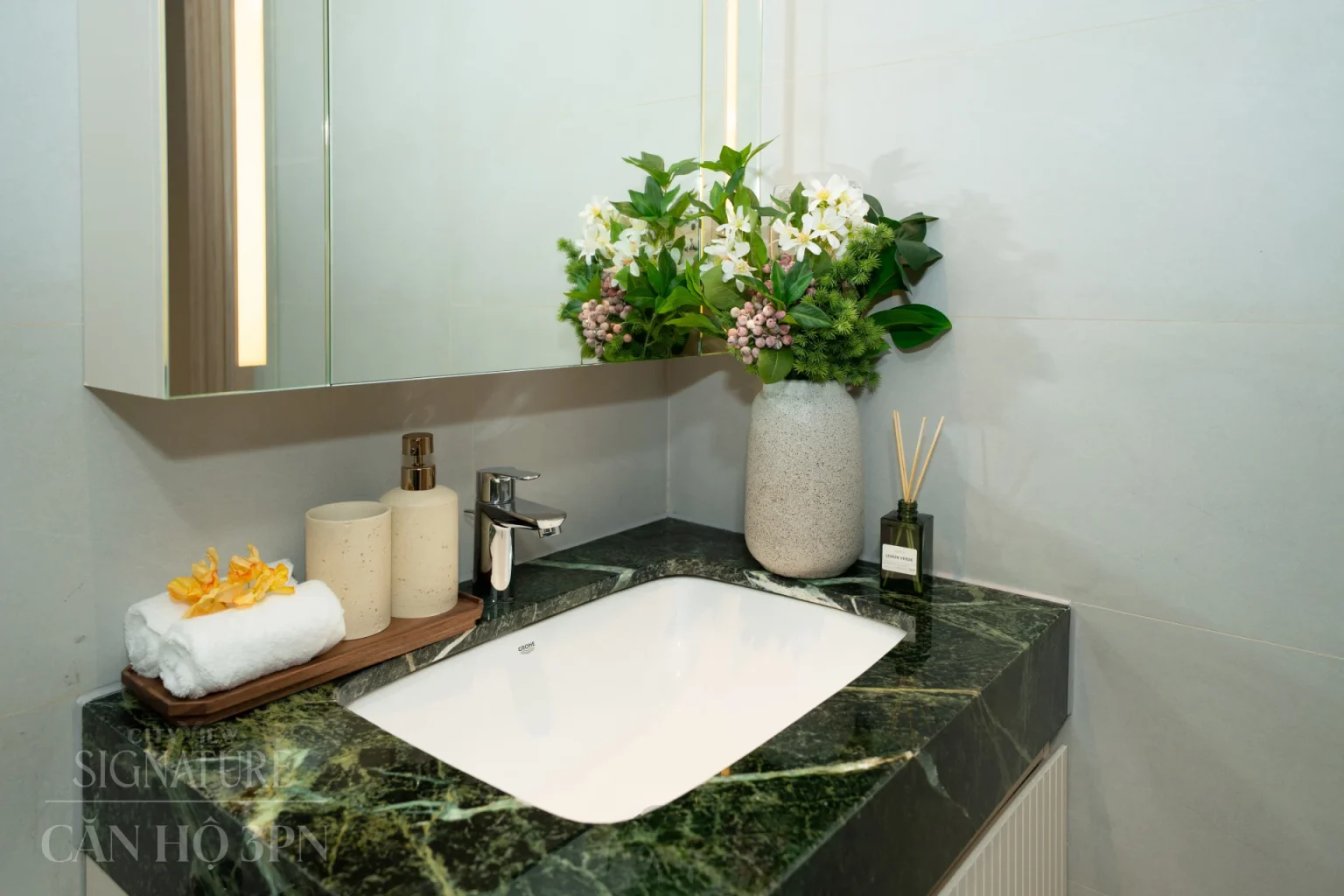Trang thiết bị phòng vệ sinh đến từ thương hiệu Grohe hàng đầu của Đức, kiểu dáng hiện đại, tiêu chuẩn hoàn thiện cao, cùng bề mặt sáng bóng vượt thời gian, tôn lên vẻ đẹp hiện đại và tinh tế cho tổng thể không gian.