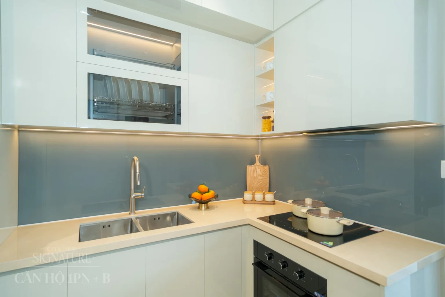 Phòng bếp được thiết kế thanh lịch kết hợp sự tinh tế của thiết bị từ các thương hiệu lớn như Eurolife, An Cường và nhập khẩu.