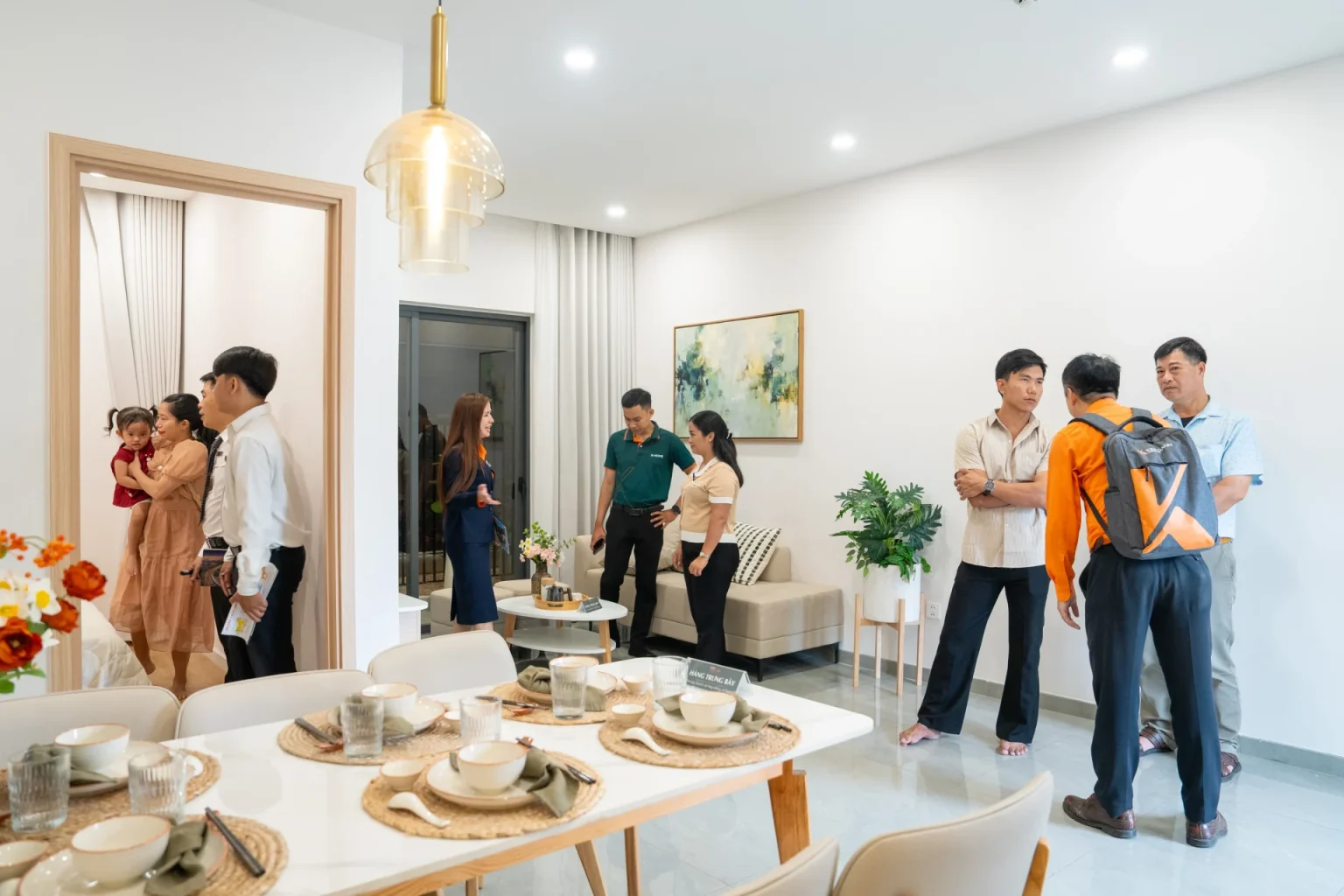 Nhờ danh mục sản phẩm đa dạng, K-Home Cityview thu hút đông đảo khách hàng đến tham quan căn hộ mẫu, từ người độc thân cho đến các gia đình nhiều thế hệ.