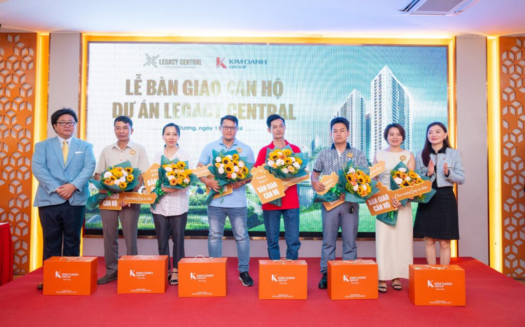 Bà Nguyễn Ngọc Ánh (bìa phải) – Phó chủ tịch thường trực HĐQT Kim Oanh Group – và ông Ông Omori Daisuke (bìa trái) - Tổng Giám đốc Công ty Anabuki NL Housing Service Việt Nam trao chìa khóa tượng trưng và tặng hoa, quà chúc mừng cư dân Legacy Central nhận bàn giao căn hộ.