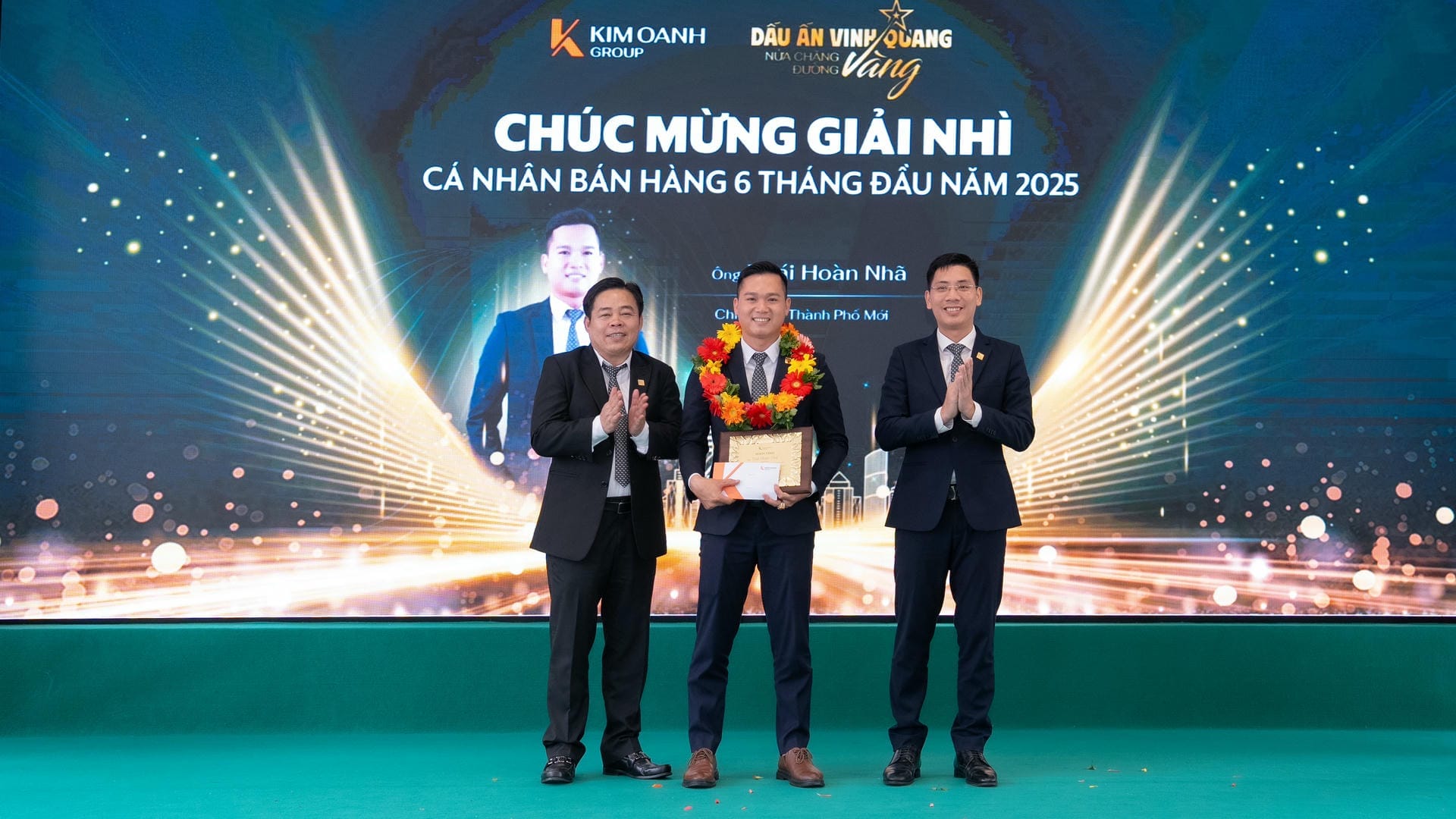 Ông Thái Hoàn Nhã - Nhóm 2 - Phòng 3 - Chi nhánh Thành Phố Mới được vinh danh với Giải Nhì - Cá nhân bán hàng 6 tháng đầu năm 2025.