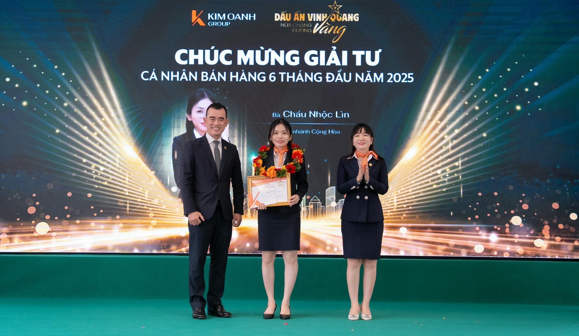 Ông Trần Trọng Minh Hoàng – Giám đốc Chi nhánh Võ Nguyên Giáp và bà Lê Thị Hạnh trao Giải Tư - Cá nhân bán hàng 6 tháng đầu năm 2025 cho bà Cháu Nhộc Lìn - Nhóm 3 - Phòng 2 - Chi nhánh Cộng Hòa.