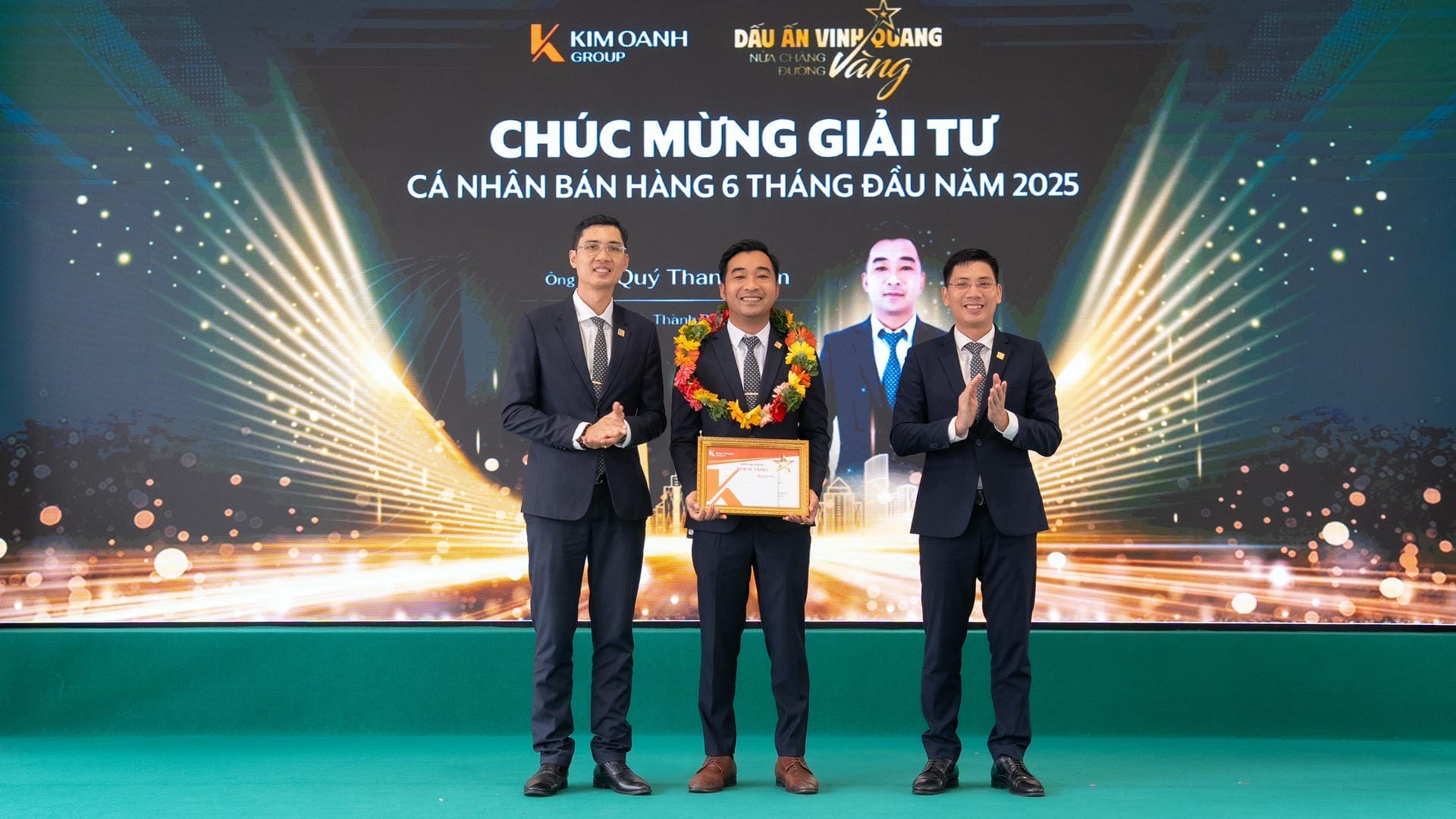 Ông Lê Quý Thanh Tâm - Nhóm 1 - Phòng 3 - Chi nhánh Thành phố Mới được vinh danh với Giải Tư - Cá nhân bán hàng 6 tháng đầu năm 2025.