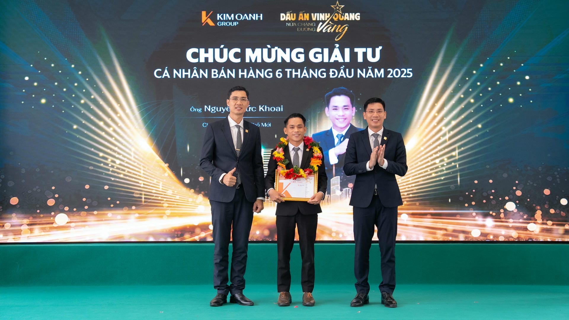 Ông Nguyễn Đức Khoai - Nhóm 2 - Phòng 5 - Chi nhánh Thành Phố Mới được vinh danh với Giải Tư - Cá nhân bán hàng 6 tháng đầu năm 2025.