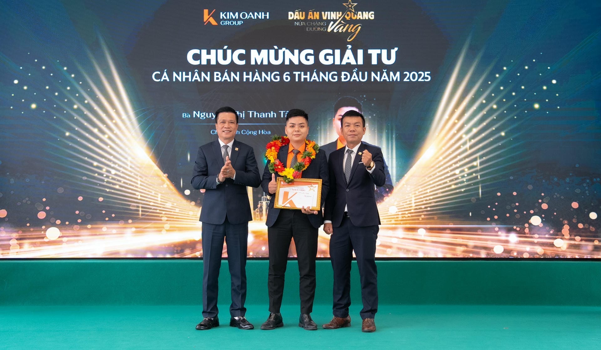 Bà Nguyễn Thị Thanh Tâm - Nhóm 1 - Phòng 5 - Chi nhánh Cộng Hòa được vinh danh với Giải Tư - Cá nhân bán hàng 6 tháng đầu năm 2025.