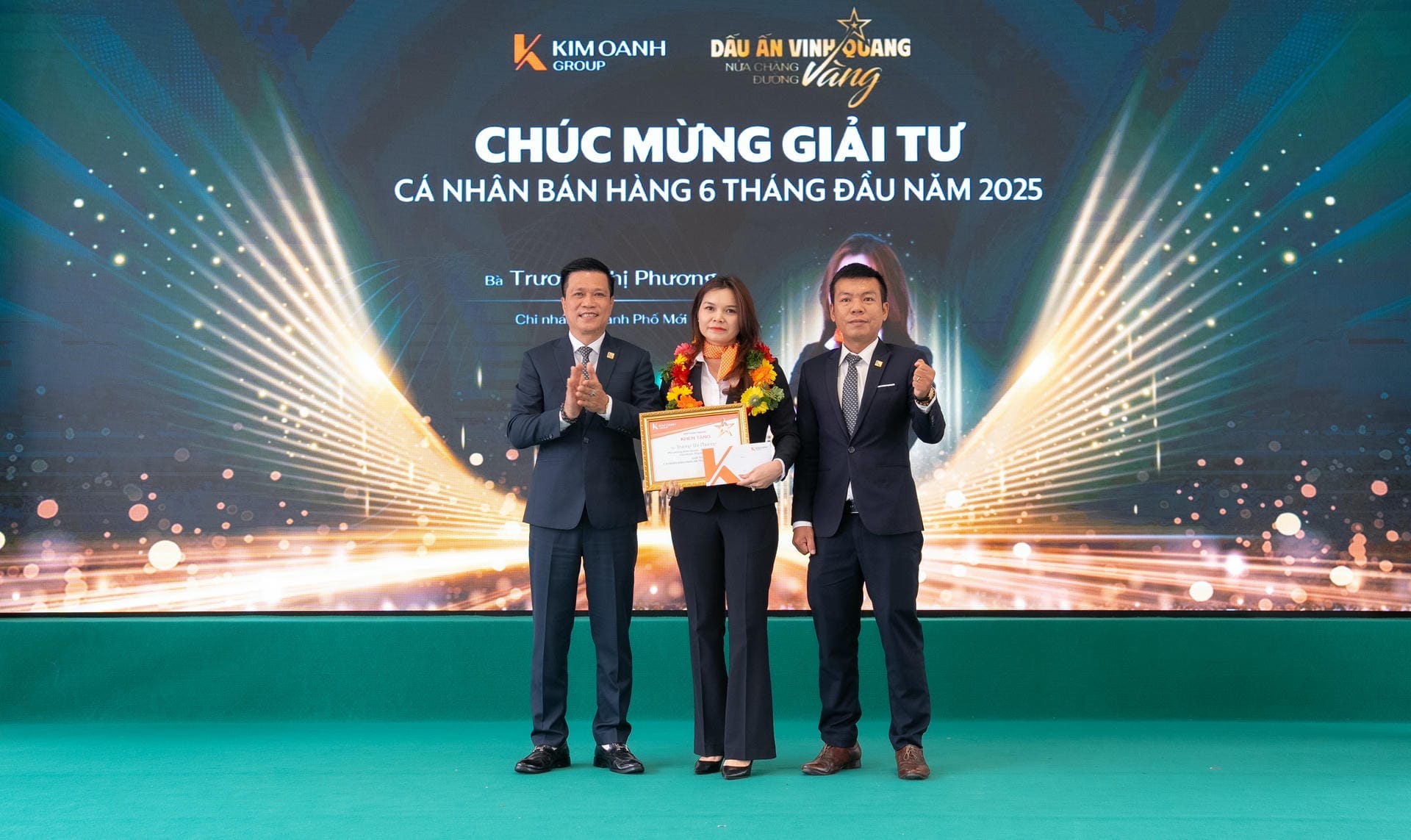 Bà Trương Thị Phương - Nhóm 1 - Phòng 4 - Chi nhánh Thành Phố Mới được vinh danh với Giải Tư - Cá nhân bán hàng 6 tháng đầu năm 2025.