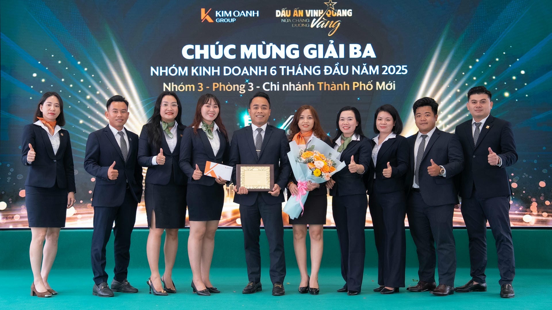Bà Nguyễn Huỳnh Như và ông Tôn Thất Phúc  – Phó Giám đốc Chiến lược & Phát triển Kinh doanh Kim Oanh Land trao Giải Ba - Nhóm kinh doanh xuất sắc 6 tháng đầu năm 2025 đến Nhóm 3 - Phòng 3 - Chi nhánh Thành Phố Mới.