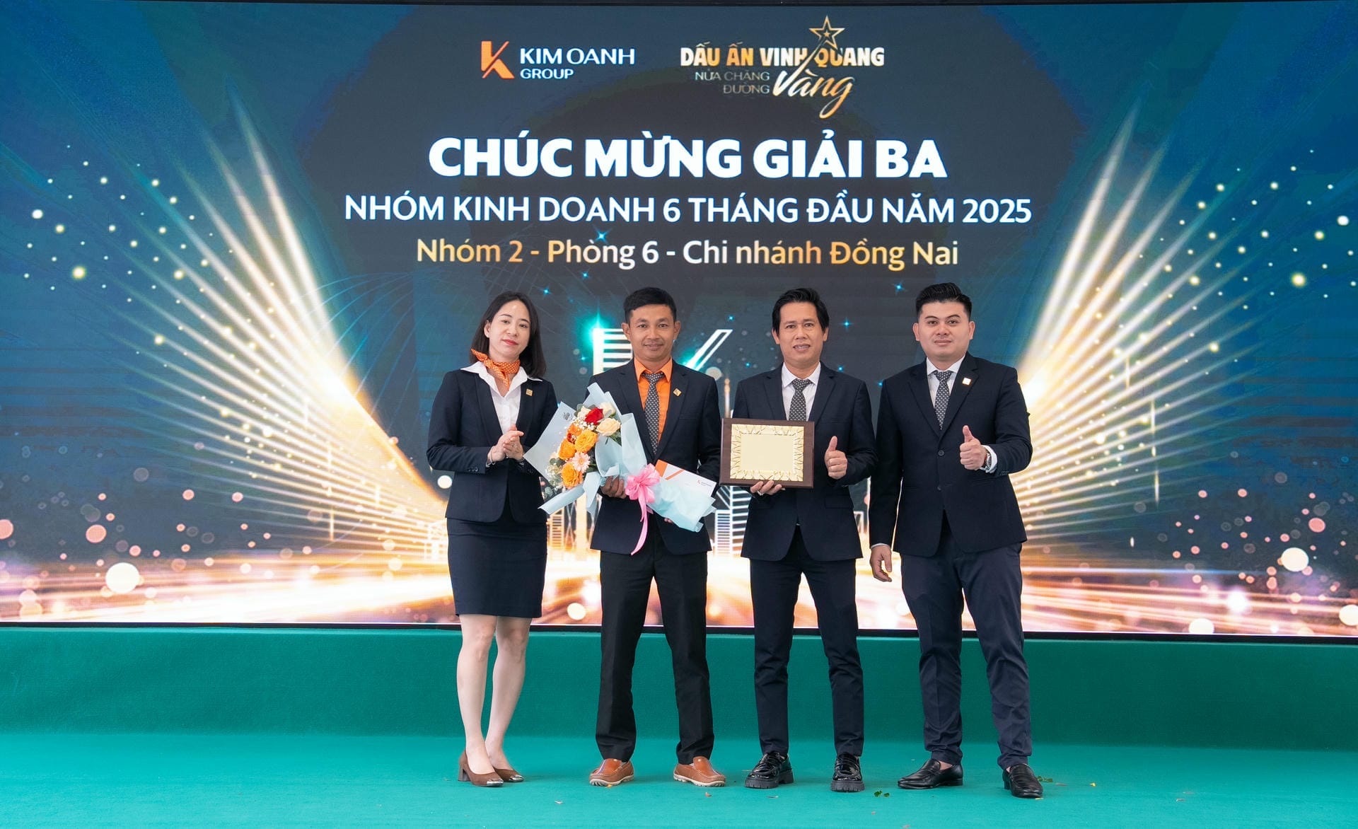 Nhóm 2 - Phòng 6 - Chi nhánh Đồng Nai được vinh danh với Giải Ba - Nhóm kinh doanh xuất sắc 6 tháng đầu năm 2025.