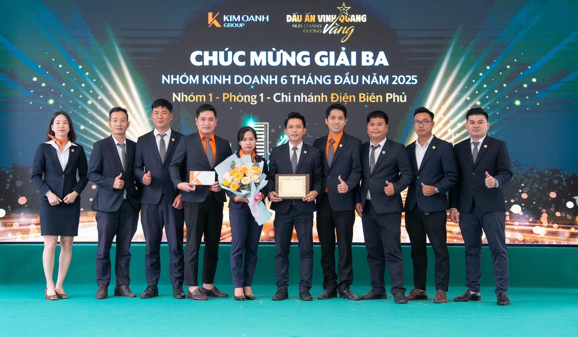 Nhóm 1 - Phòng 1 - Chi nhánh Điện Biên Phủ được vinh danh với Giải Ba - Nhóm kinh doanh xuất sắc 6 tháng đầu năm 2025.