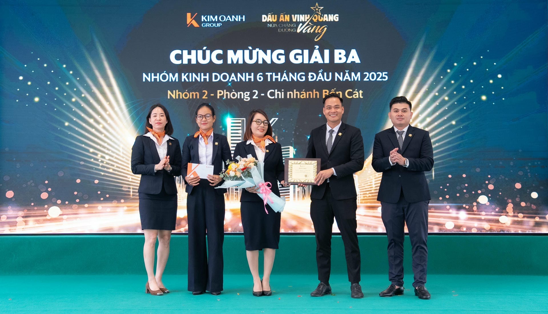 Nhóm 2 - Phòng 2 - Chi nhánh Bến Cát được vinh danh với Giải Ba - Nhóm kinh doanh xuất sắc 6 tháng đầu năm 2025.
