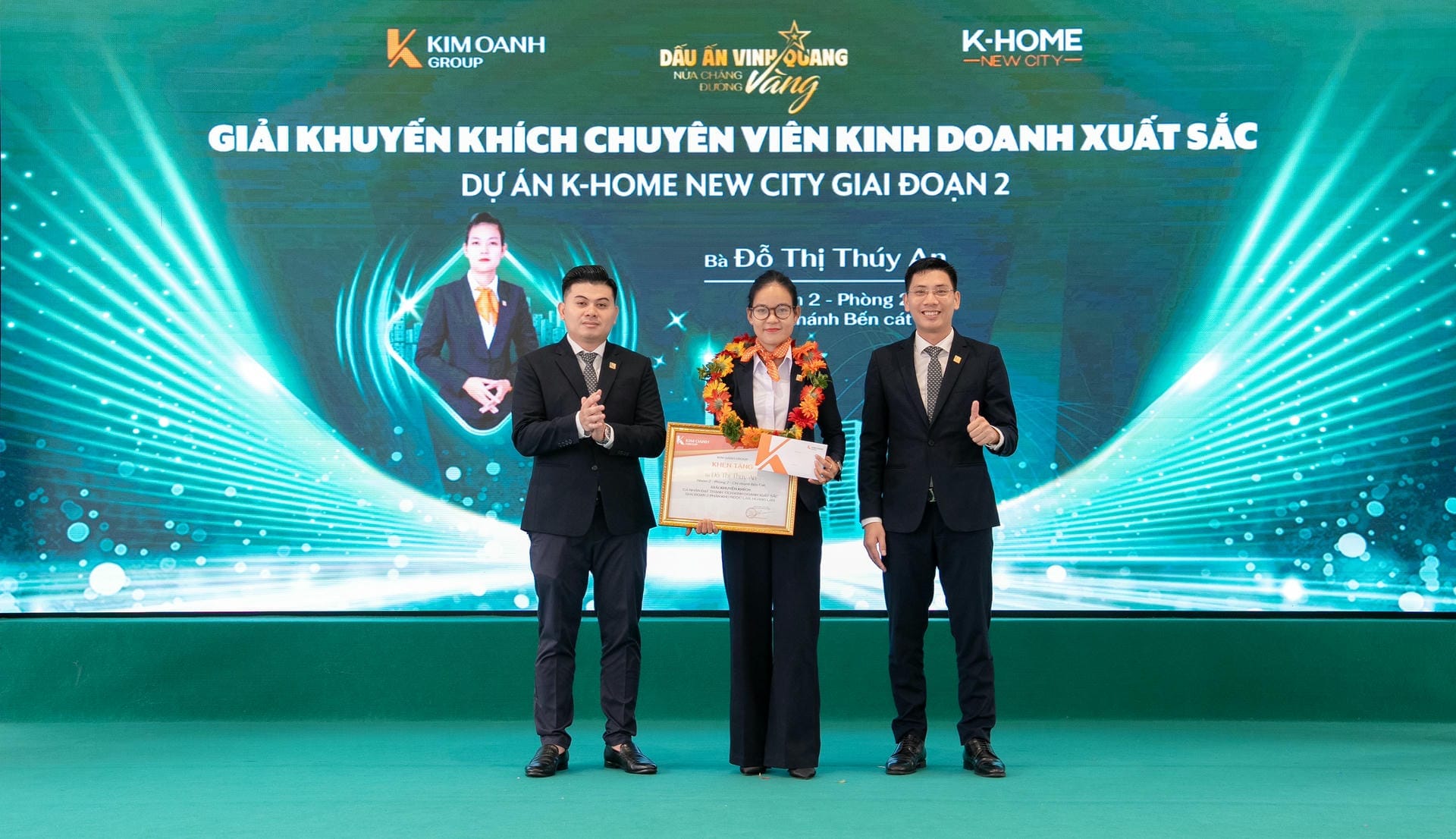 Bà Đỗ Thị Thúy An đến từ Nhóm 2 - Phòng 2 - Chi nhánh Bến Cát được vinh danh với Giải Khuyến khích - Chuyên viên kinh doanh xuất sắc dự án K-Home New City giai đoạn 2.