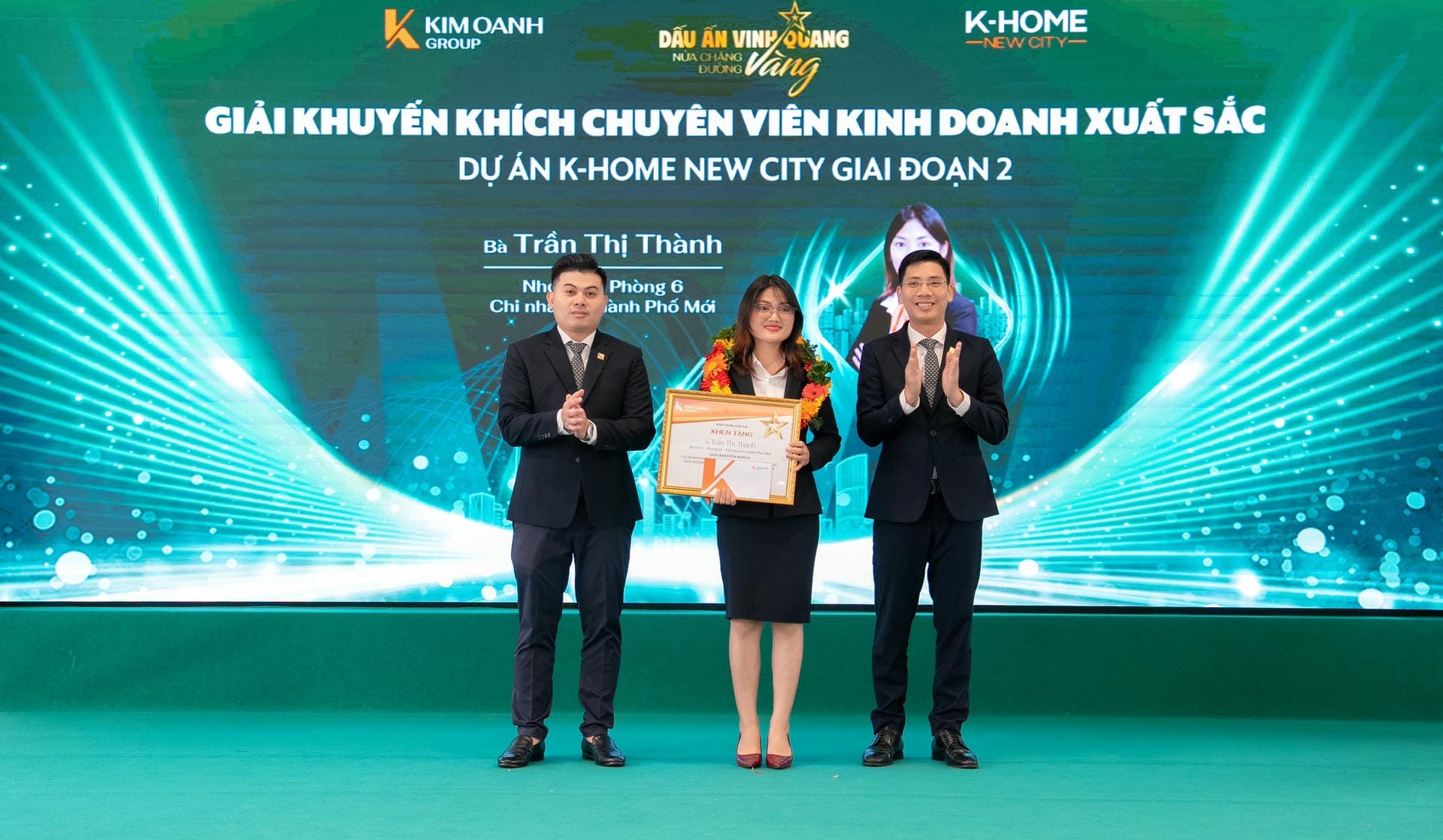Bà Trần Thị Thành đến từ Nhóm 1 - Phòng 6 - Chi nhánh Thành Phố Mới được vinh danh với Giải Khuyến khích - Chuyên viên kinh doanh xuất sắc dự án K-Home New City giai đoạn 2.