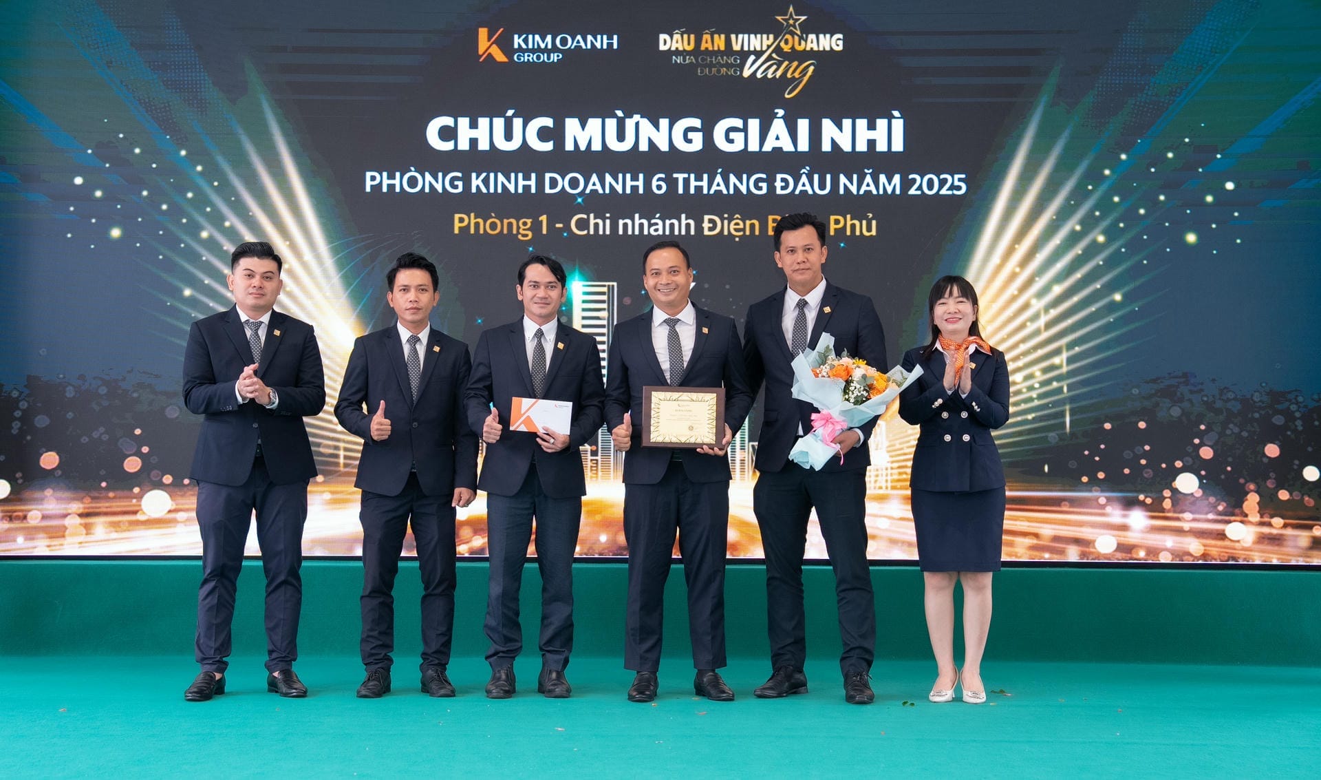 Phòng 1 - Chi nhánh Điện Biên Phủ được vinh danh tại Giải Nhì - Phòng kinh doanh xuất sắc 6 tháng đầu năm 2025.