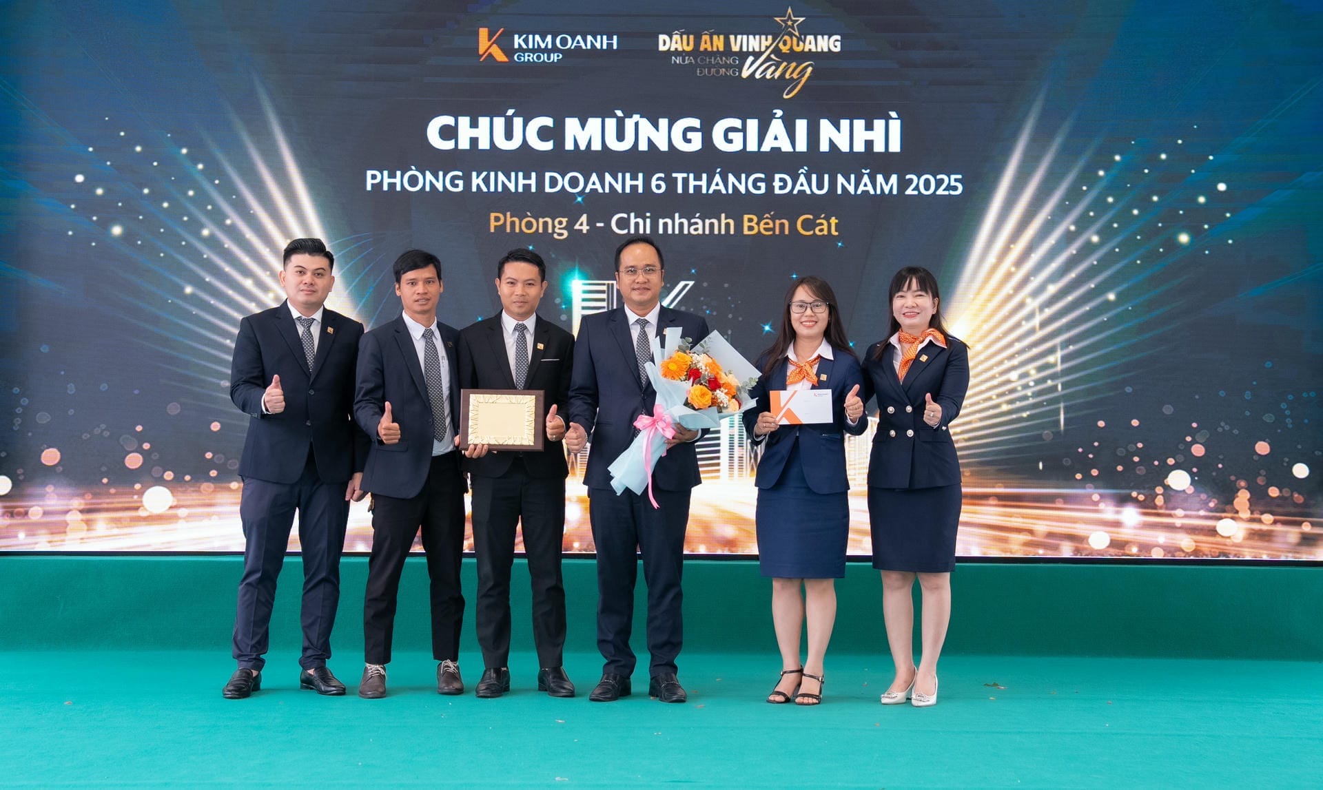 Phòng 4 - Chi nhánh Bến Cát được vinh danh với Giải Nhì - Nhóm kinh doanh xuất sắc 6 tháng đầu năm 2025.