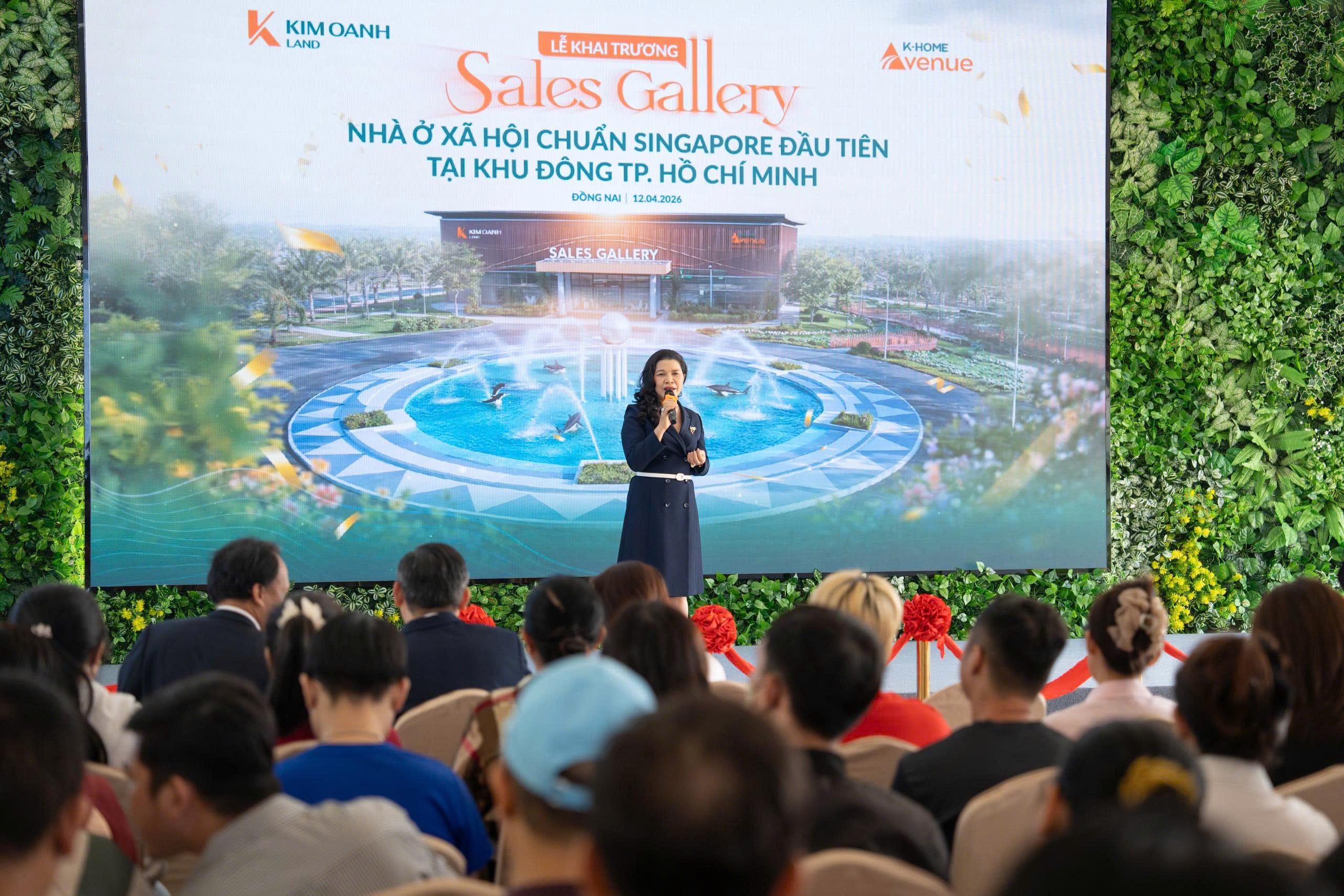 Bà Đặng Thị Kim Oanh – Chủ tịch HĐQT, Tổng giám đốc Kim Oanh Group, đại diện Kim Oanh Land, chia sẻ: “Chúng tôi rất hạnh phúc khi thương hiệu căn hộ K-Home được khách hàng đánh giá rất cao và hôm nay tự hào tiếp tục giới thiệu dự án K-Home Avenue với mục tiêu nâng tầm chuẩn sống xanh cho cộng đồng. Đây là thành quả của quá trình khảo sát các dự án tại 4 quốc gia phát triển trước khi Kim Oanh Land quyết định lựa chọn áp dụng mô hình nhà ở chuẩn Singapore bởi tính ưu việt trong thiết kế, xây dựng nhưng giá thành vô cùng hợp lý”.