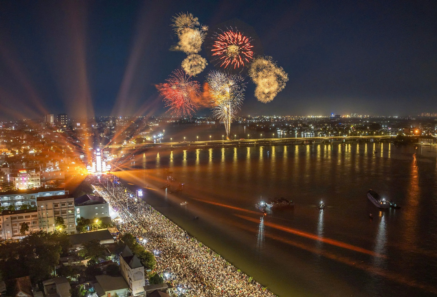 Đồng Nai bắn pháo hoa ở cầu Hóa An vào dịp Tết dương lịch 2026  ẢNH: NGUYỄN CƯỜNG
