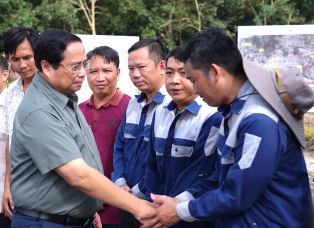 Thủ tướng Phạm Minh Chính tặng quà cho công nhân làm việc tại dự án cao tốc TPHCM - Thủ Dầu Một - Chơn Thành